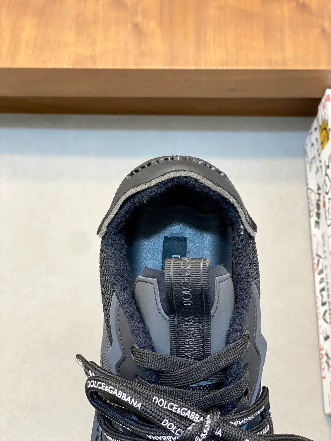 Men's men's shoes💰800 Dolce&Gabbana/Dolce & Gabbana men's new casual sports shoes This sneaker is made of multiple materials. The nylon fabric upper is integrated with glossy leather, suede leather and rubber elements, and is decorated with reflective details. It has a silk-screen logo and a dual design of thick round and flat laces. It has a square toe, rubber foam midsole and gear pattern rubber composite sole decorated with the iconic "DG" logo. The shoe body is decorated with three-dimensional labels with the brand logo in many places. The style is fashionable and elegant, and the unique design is presented in a dazzling and modern new language. The fabric towel lining is paired with logo cowhide feet for a stylish and stylish look! Comes with a full set of packaging! Size: 39-40-41-42-43-44 leather shoe size (38/45 can be customized but does not support returns)